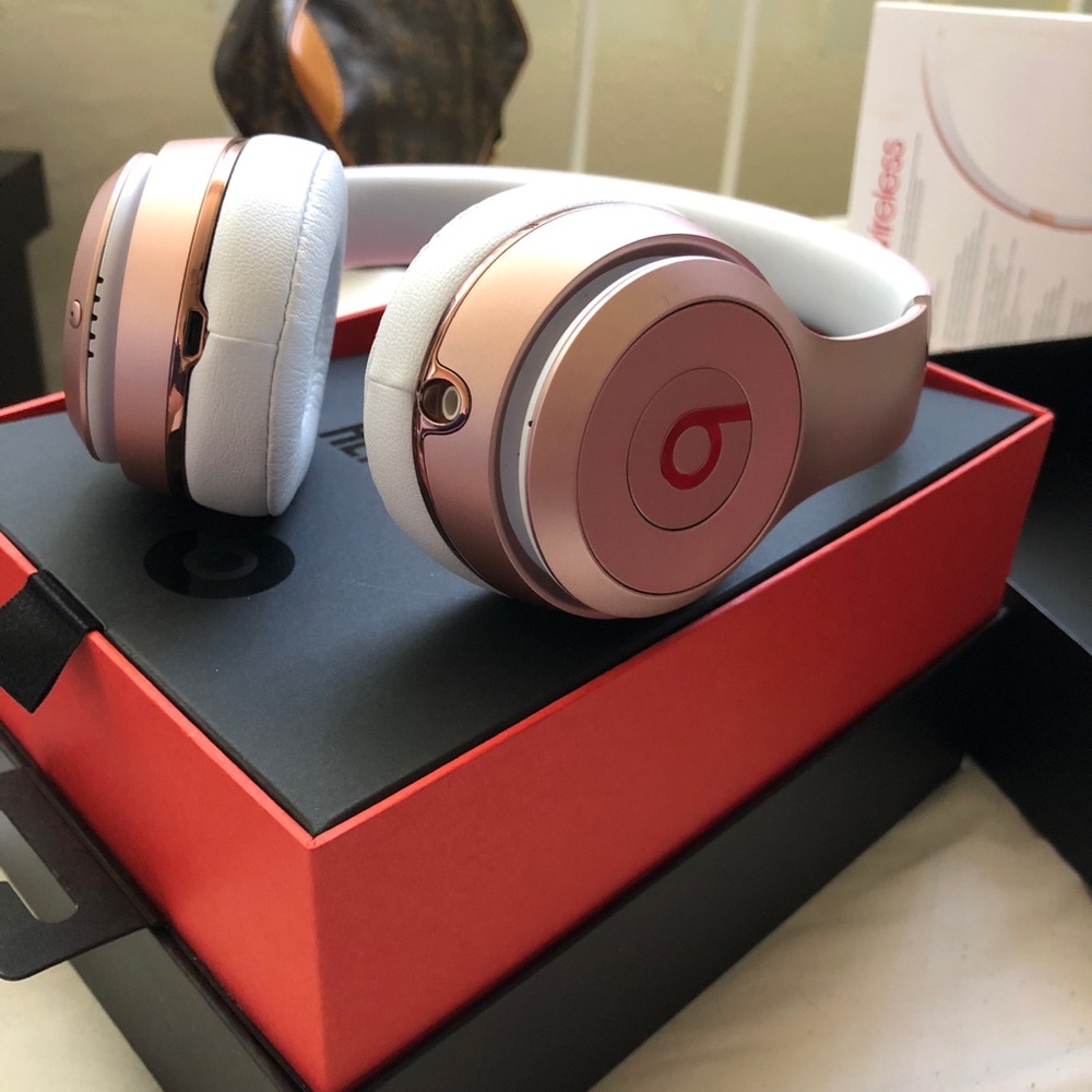 Brand new BEATS solo 3 wireless used only once